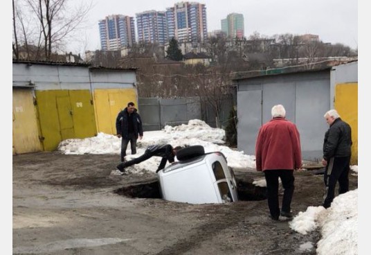 Обвал грунта в Харькове: 70 домов остались без воды, в глубокую яму провалился внедорожник 01
