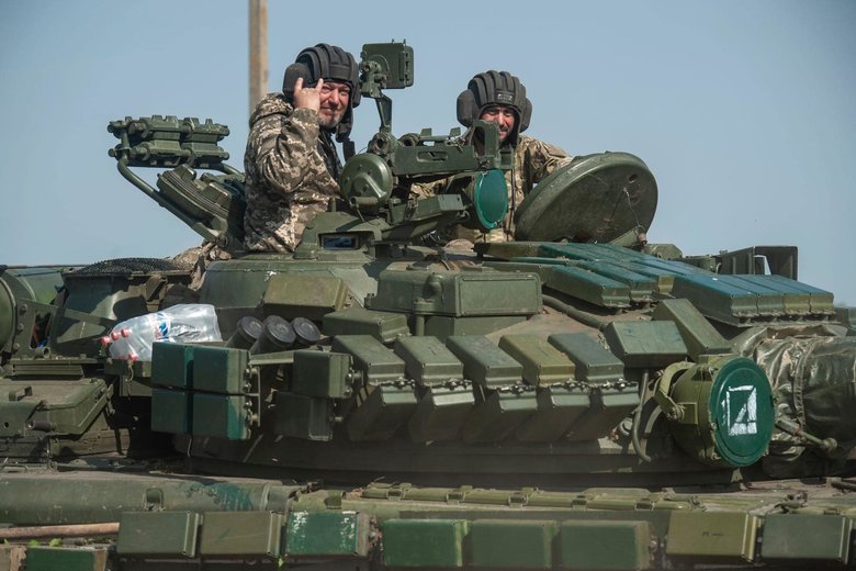 Бійці 93-ї ОМБр влаштували парад на трофейних російських танках 07