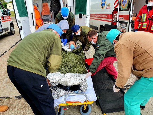 12 поранених воїнів евакуйовано літаком із Дніпра в Одесу, 4 у важкому стані, - волонтер Танцюра 09