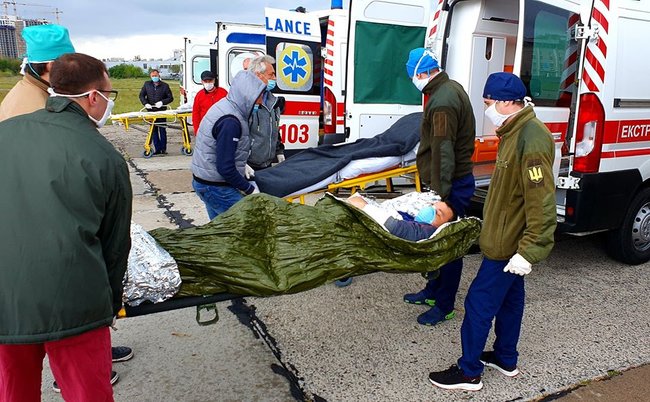 12 поранених воїнів евакуйовано літаком із Дніпра в Одесу, 4 у важкому стані, - волонтер Танцюра 08