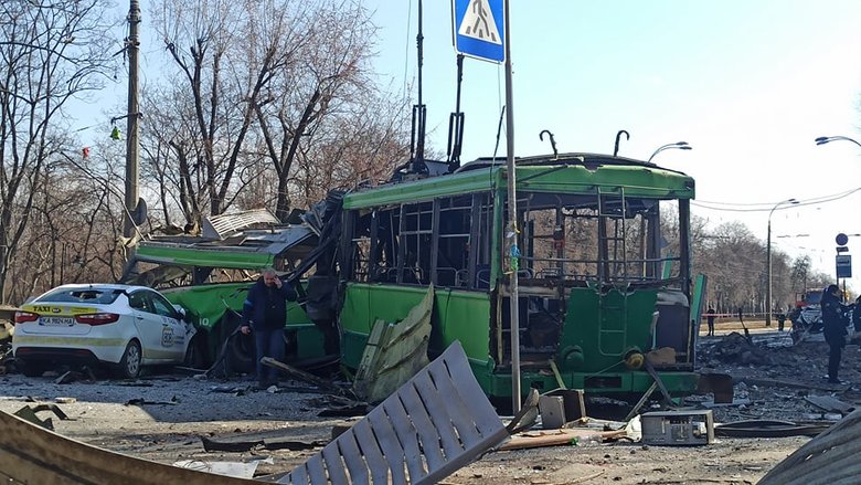 Наслідки падіння збитої російської крилатої ракети на Куренівку в Києві 10