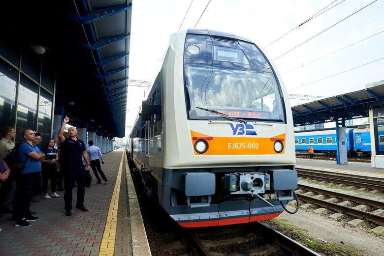 Укрзалізниця запустила два модернізовані пасажирські потяги 01