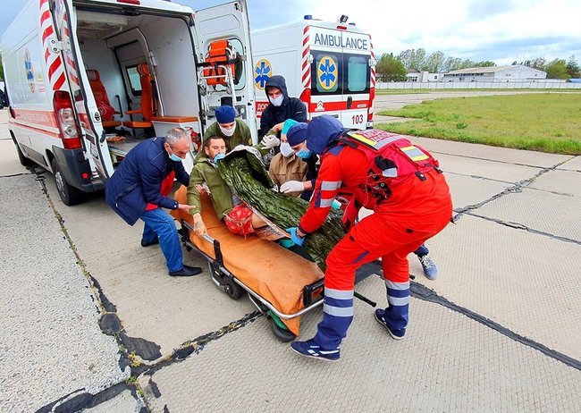 12 поранених воїнів евакуйовано літаком із Дніпра в Одесу, 4 у важкому стані, - волонтер Танцюра 07