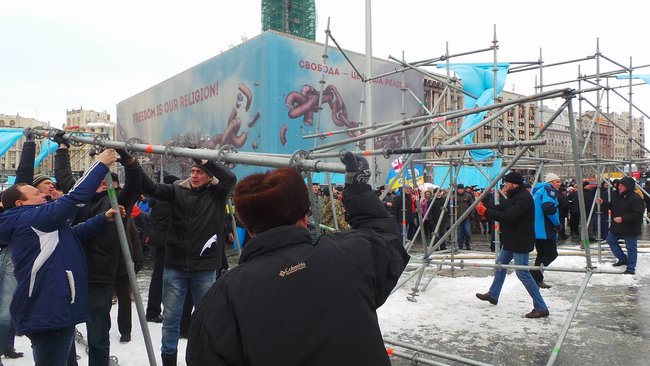Участники марша за отставку Порошенко разобрали металлические конструкции, накануне установленные на Майдане Незалежности 03