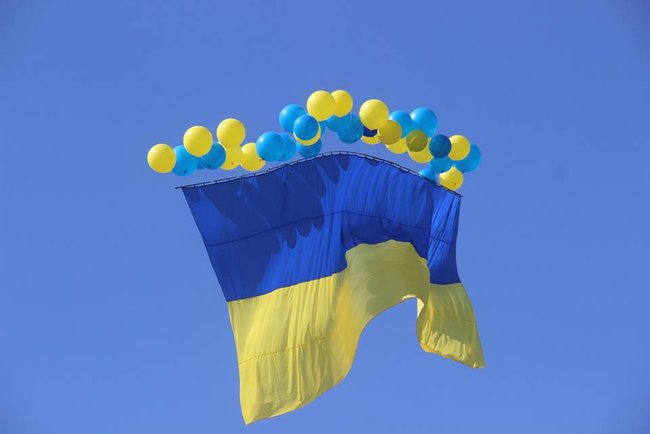 Український прапор і листівки запущено в повітря зі Світлодарська в бік окупованої найманцями РФ Горлівки 04
