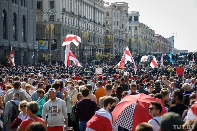 Протесты в Беларуси: Саша, выходи, будем поздравлять 03