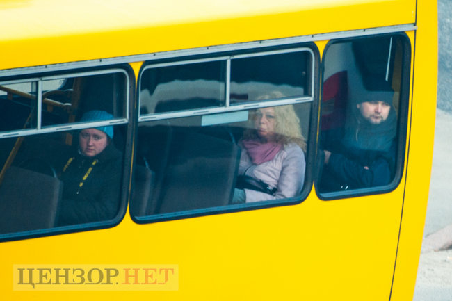 Переполненные маршрутки, штурмующие автобус пассажиры и люди без масок: общественный транспорт Киева в условиях карантина 03