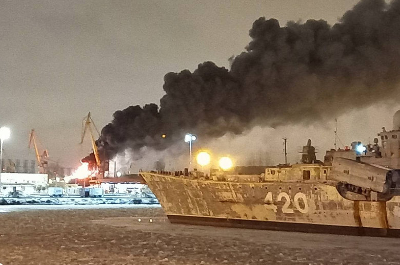 На верфи в Санкт-Петербурге горит недостроенный корвет ВМС РФ 01