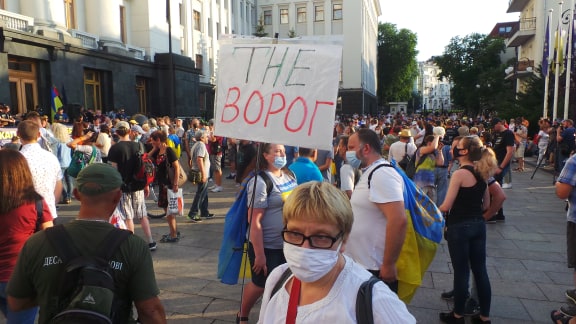 Под Офисом Зеленского в Киеве проходит акция протеста против условий прекращения огня на Донбассе 22