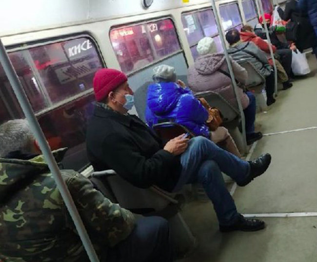 Трамвай с пассажирами обстреляли в Харькове 01