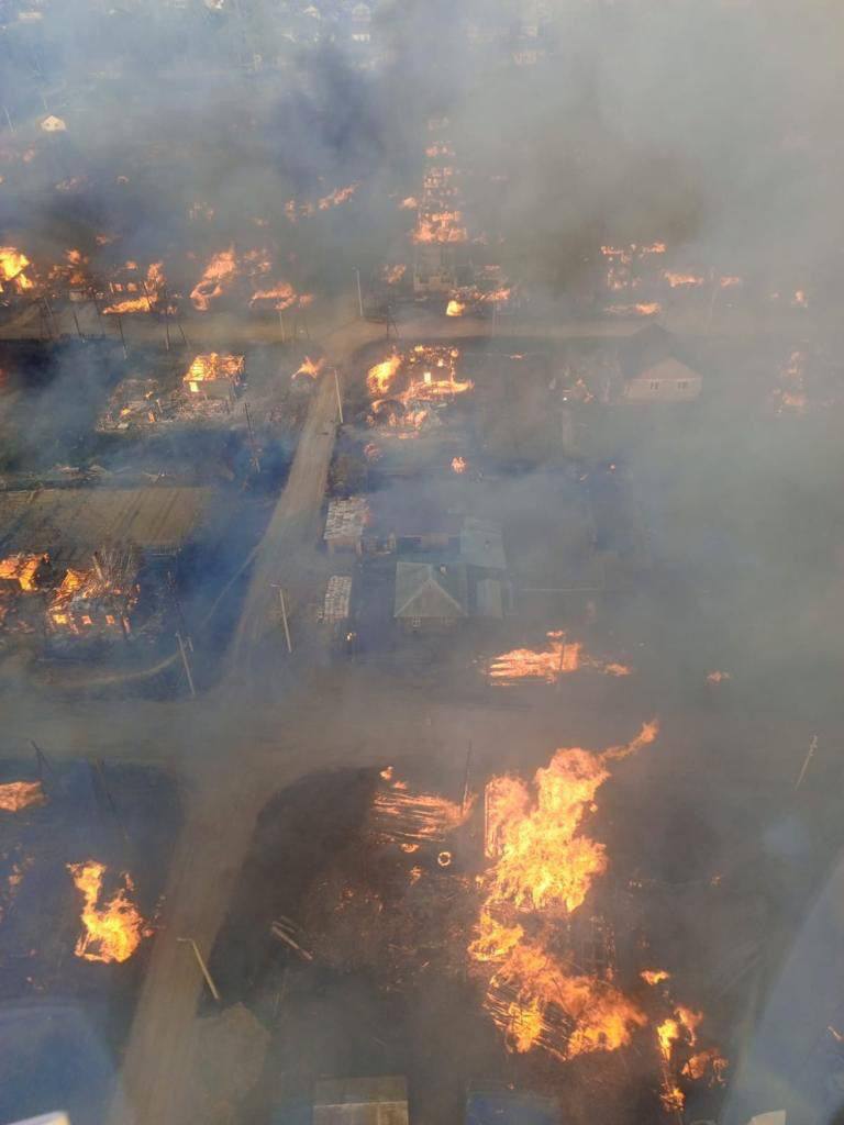 В Свердловской области почти полностью выгорел поселок Сосьва 03