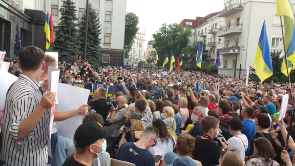 Под Офисом Зеленского в Киеве проходит акция протеста против условий прекращения огня на Донбассе 43