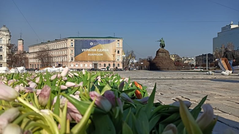 На Софійській площі в Києві виклали герб України з 1,5 млн квітів на честь жінок, які допомагають фронту 08