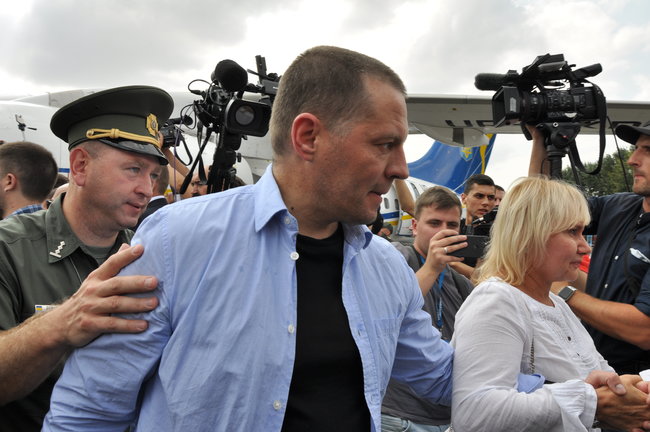 Освобожденные украинцы прилетели в Киев 34