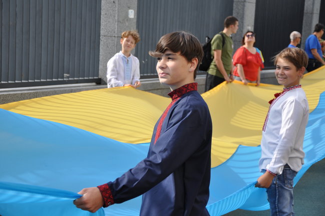 Самый большой флаг Украины пронесли по центру Киева 12
