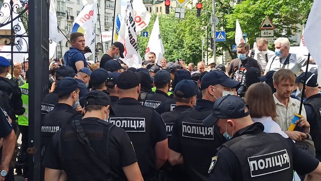 У Києві протестують ФОПи: між мітингувальниками і правоохоронцями відбулися бійки 04