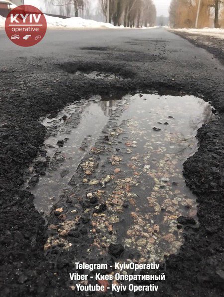 Положенный в мокрую погоду асфальт на дороге под Киевом продержался 55 дней 02