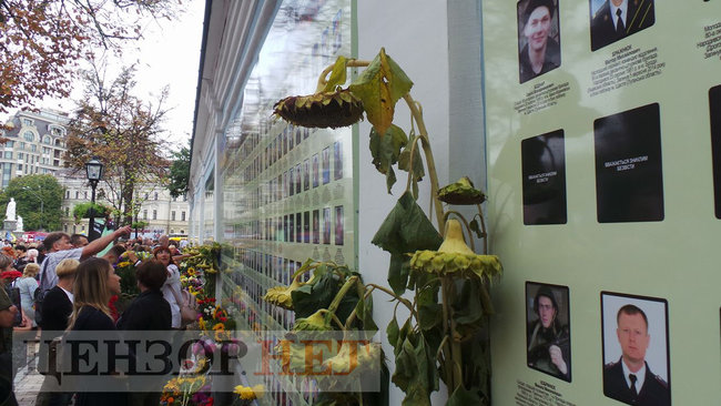 День Памяти павших защитников Украины: в Киеве возле Стены памяти проходят мемориальные мероприятия в память о жертвах Иловайской трагедии 17