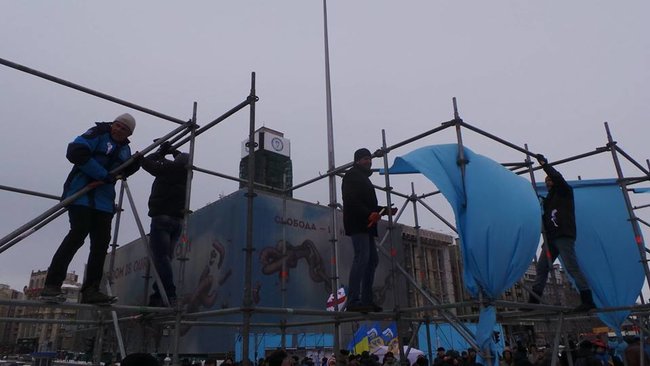 Участники марша за отставку Порошенко разобрали металлические конструкции, накануне установленные на Майдане Незалежности 01