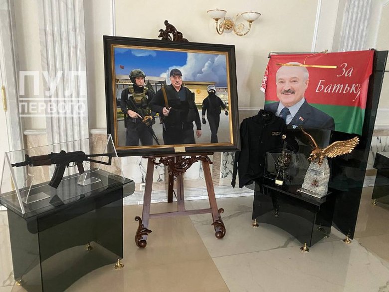 За Батьку!: в Минске на всеобщее обозрение выставили автомат Лукашенко, с которым он бегал во время протестов в Беларуси 01