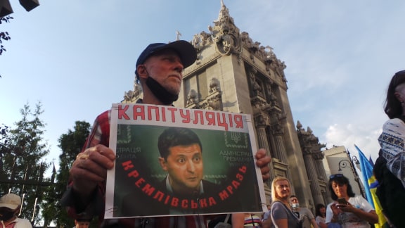 Под Офисом Зеленского в Киеве проходит акция протеста против условий прекращения огня на Донбассе 25