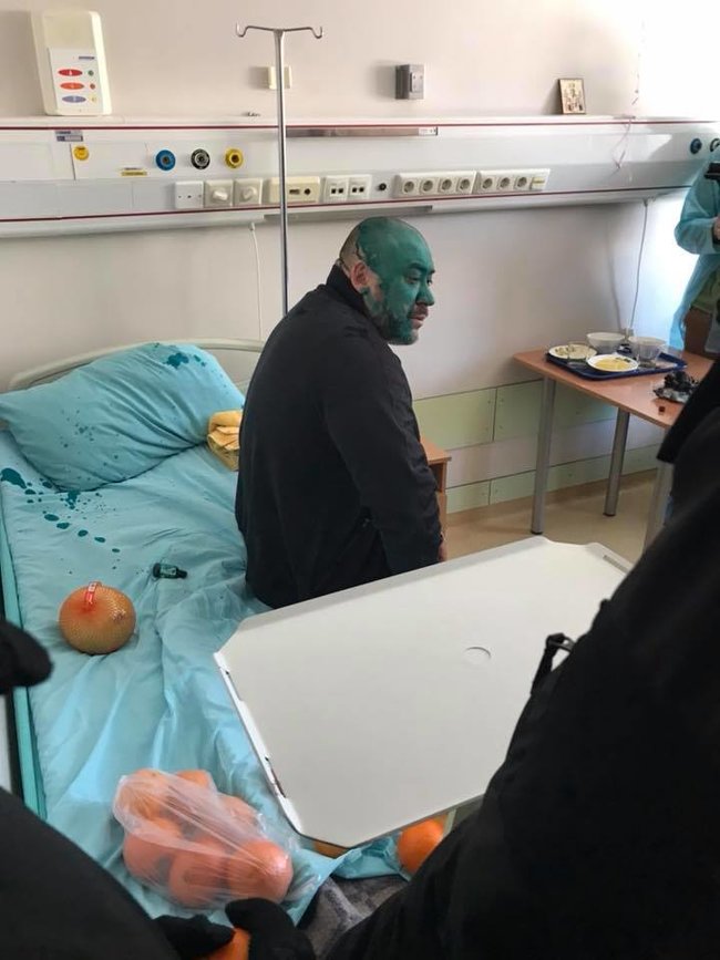 Активисты принесли руководителю титушек Крысину в больницу яд, а священник облил его зеленкой 03