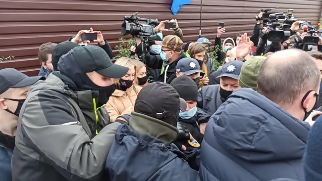 Тупицкий, вали в Ростов!: активисты провели акцию с виселицей под домом главы КС Тупицкого 13