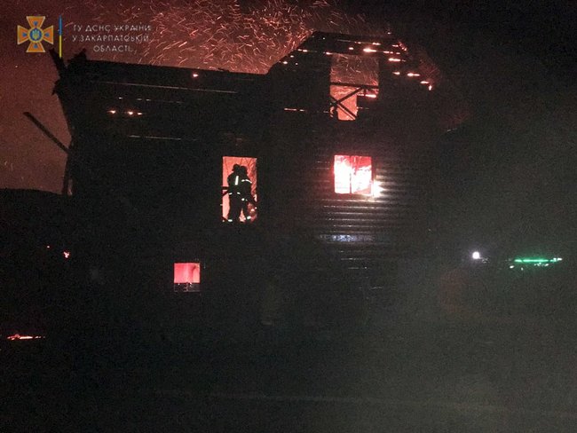 Молния попала в здание базы отдыха на Закарпатье: пожар тушили почти 6 часов 02