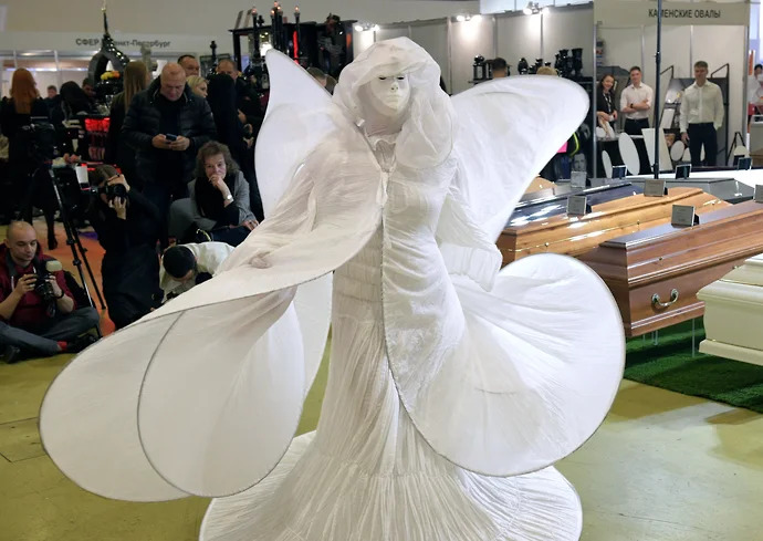 В Москве проходит выставка ритуальных услуг: Презентовали новые модели трун и провели шоу-показ траурной моды 07