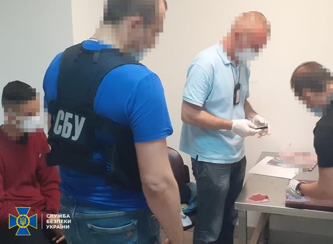 В аэропорту Борисполь задержали двух наркокурьеров с 2 кг кокаина: один перевозил товар в личных вещах, другой - в желудке 01