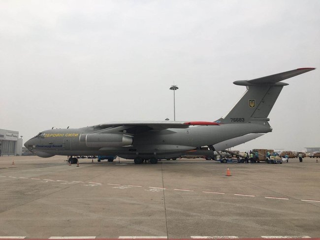 Украинский самолет сегодня доставит из Китая 13 тон гумпомощи, в том числе средства медицинской защиты и аппараты ИВЛ, - посольство 02