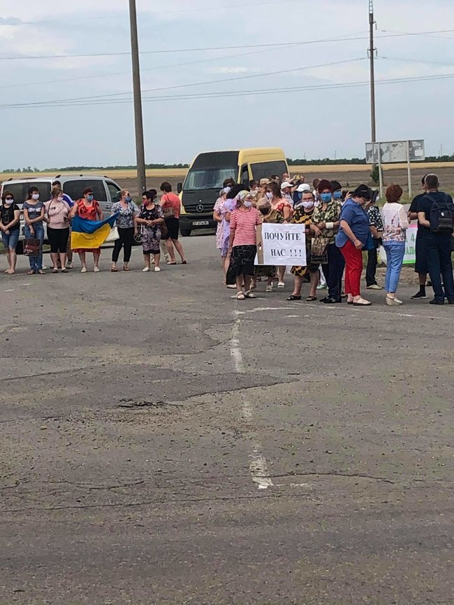Жители сел Новотроицкого района на Херсонщине перекрыли дорогу Херсон-Геническ и протестуют против принудительного объединения в единую ОТГ 02