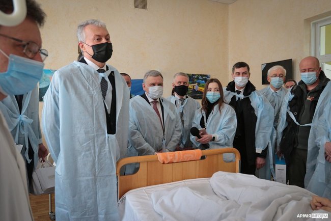 Президент Литвы Науседа посетил раненых украинских воинов в Главном военном клиническом госпитале 03