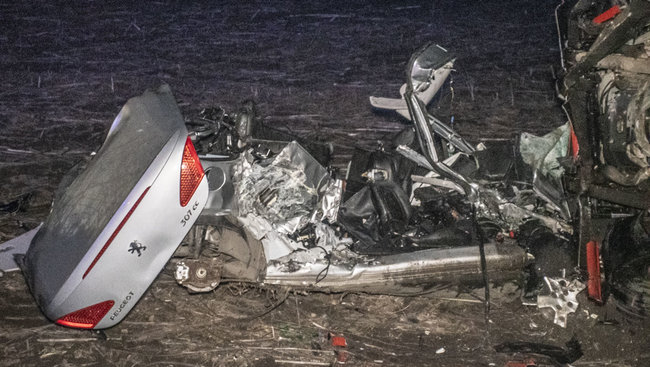 Три человека погибли в результате столкновения грузового автомобиля и Peugeot под Киевом 01