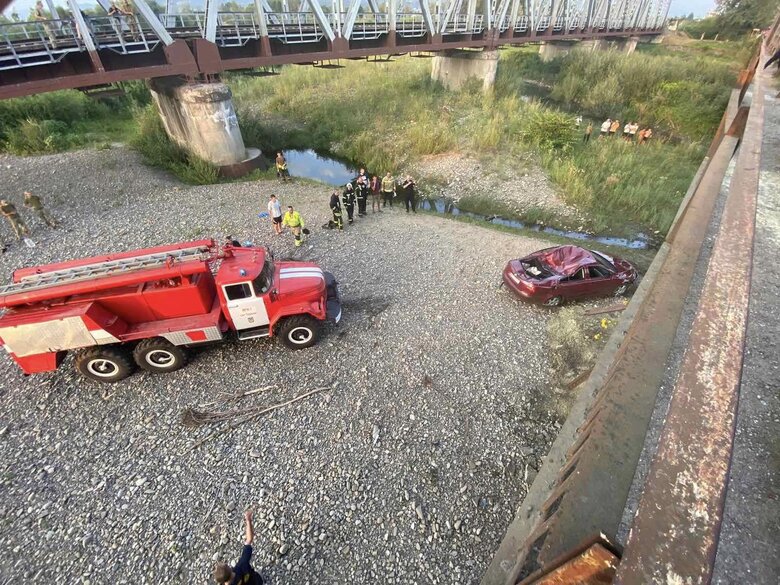 На Закарпатье во время движения автомобилей обрушился мост через реку Тересва 