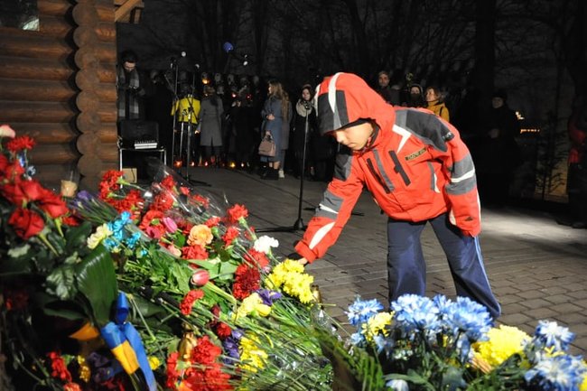 В центре Киева прошла панихида по Небесной Сотне, на месте гибели героев зажгли Лучи достоинства 15