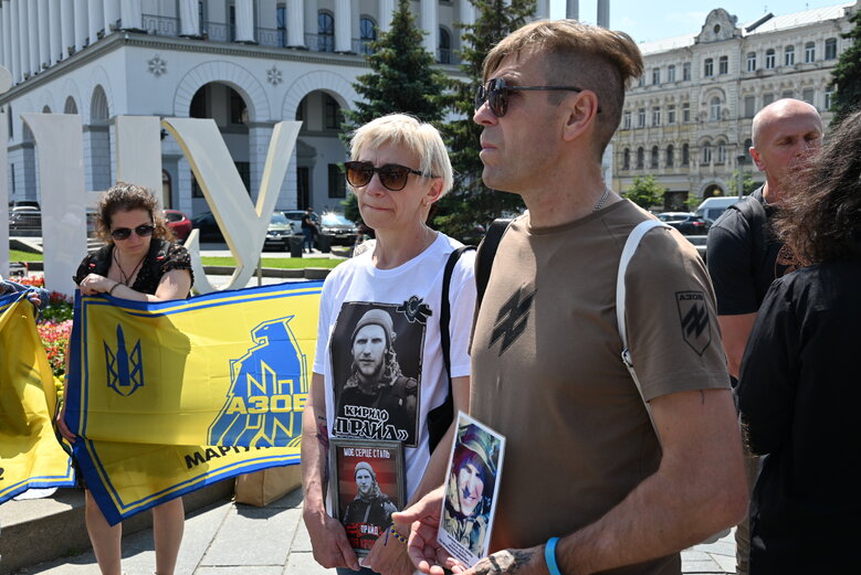Рідні полеглих захисників України вимагали створити під Києвом військове кладовище 13