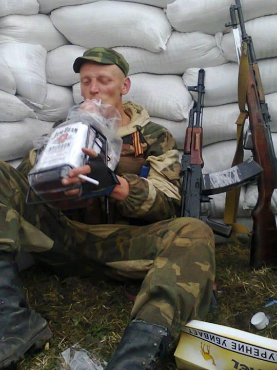 террористы на Донбассе: Российские террористы глушат виски для поднятия  боевого духа у КПП &quot;Должанский&quot;: &quot;Свободу ворам&quot;. ВИДЕО « Видео | Мобильная  версия | Цензор.НЕТ