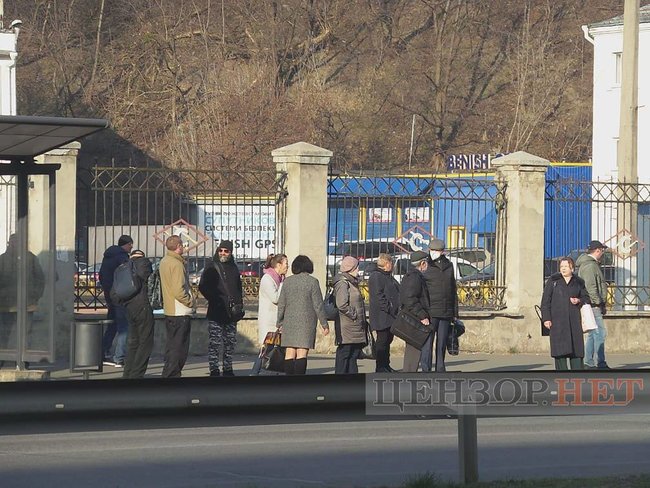 Переполненные маршрутки, штурмующие автобус пассажиры и люди без масок: общественный транспорт Киева в условиях карантина 22