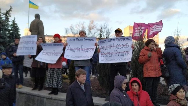 Активісти в Житомирі зустріли Порошенка плакатами із закресленими прізвищами Гордєєва і Рищука 03