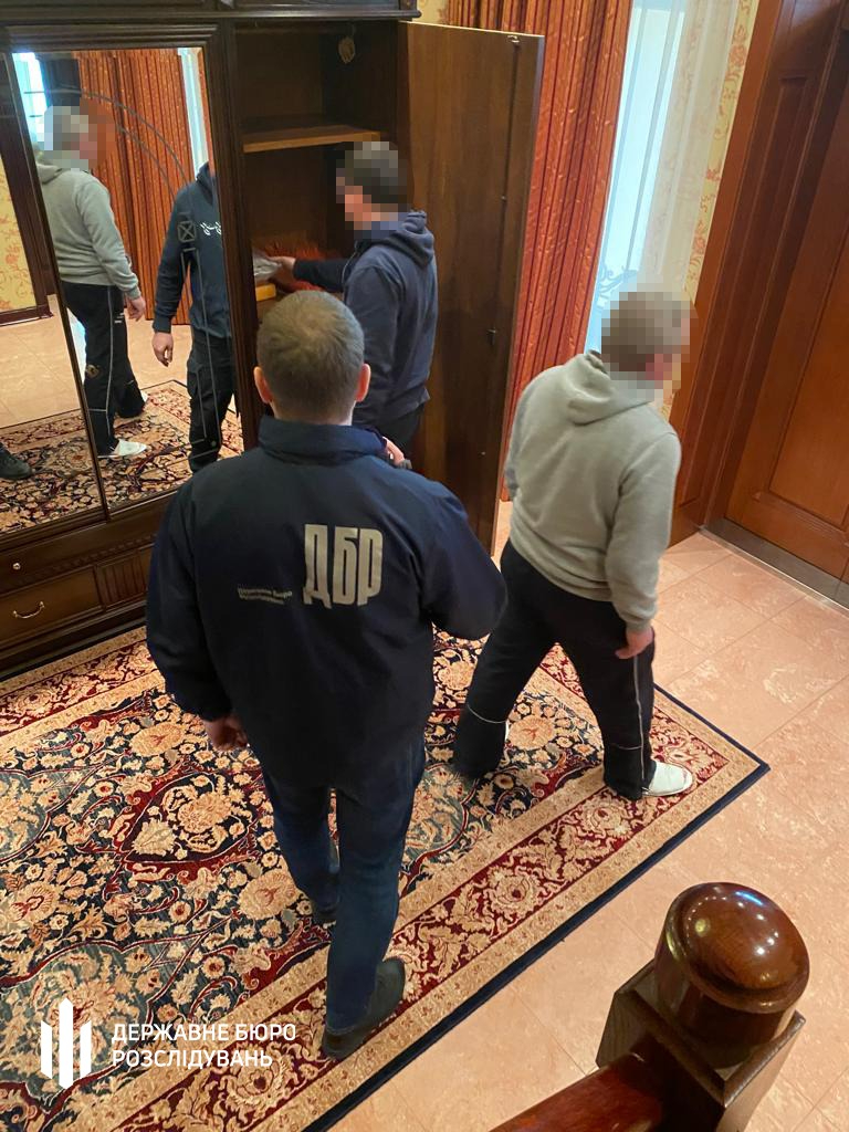 Суд арештував 40 млн грн на рахунках підприємств родичів Медведчука та Козака, а ДБР провело чергові обшуки 03