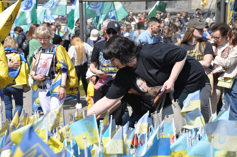 Річниця наказу про вихід із Азовсталі: у центрі Києва відбулася хода Чекаємо додому героїв Маріуполя 39
