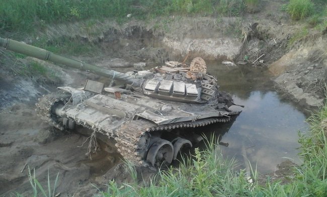 Украинские воины в 2014 году достали из болота брошенный террористами танк: его путь удалось проследить от самой России 11
