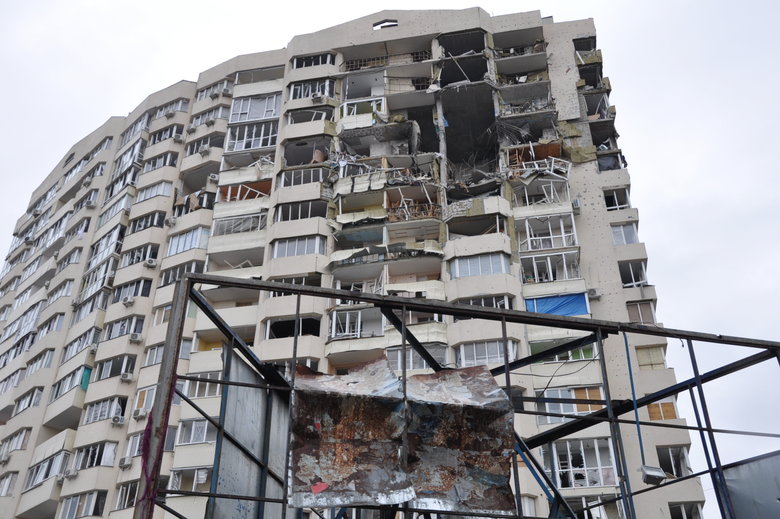 Несколькометровые воронки и разрушенные дома: последствия обстрела Чернигова российскими оккупантами 53