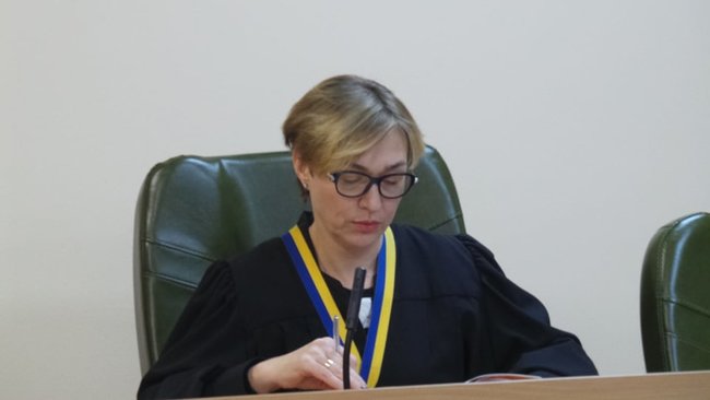 Суд арестовал полицейского Мельникова, который избивал лежачего активиста под крики Ложись, Бандера!, на 2 месяца с альтернативой залога в 115 тыс 04