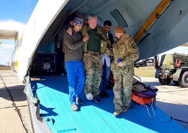 В Одесский военный госпиталь авиацией доставлены 10 раненых военнослужащих, 1 из них в реанимации в тяжелом состоянии, - волонтер Танцюра 02