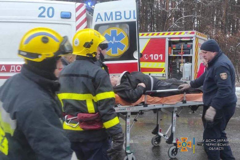 Зіткнення вантажівки та маршрутки на Чернігівщині: 11 осіб загинуло, 8 - травмовано 11