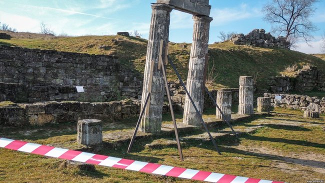 Античность не пережила российских оккупантов: в Керчи рухнули колонны на руинах Пантикапея 05