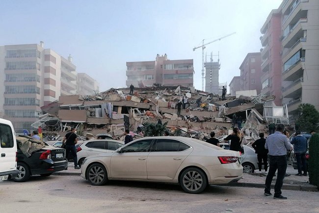 Сильний землетрус у Туреччині та Греції: в Ізмірі зруйновані будинки, по місту вдарило цунамі 01