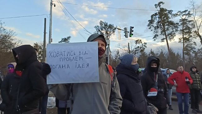Мовчання тримає за ґратами: Под дачей Зеленского в Конча-Заспе прошла акция в поддержку Стерненко и Антоненко 11